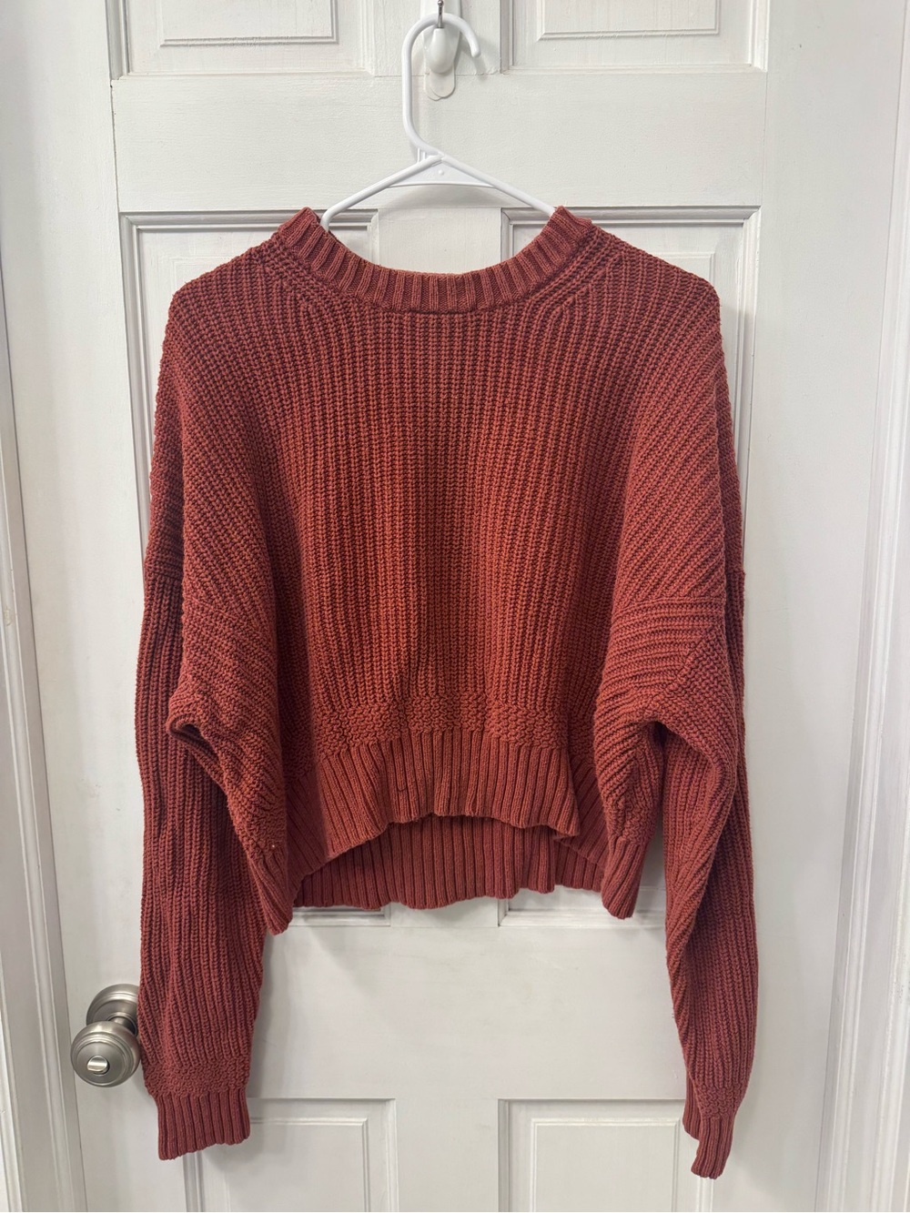 La Hearts Cropped Ribbed Sweater in Rust